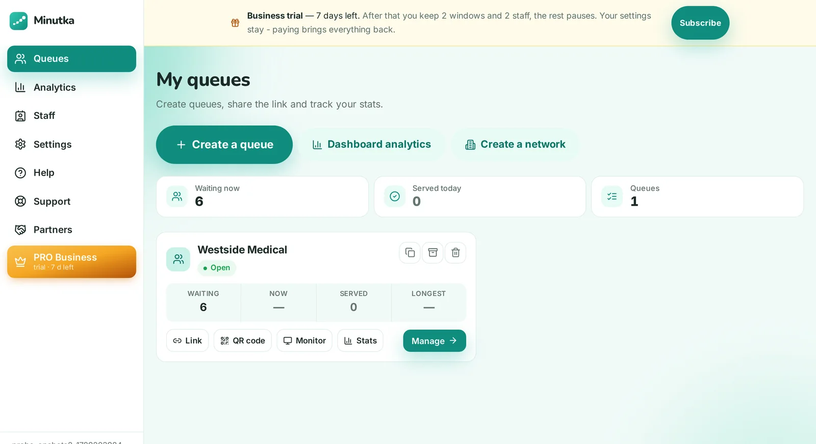 Minutka dashboard: queues with live counts of waiting and served visitors, links to the board, the QR code and stats